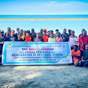 Komitmen bersama mendorong standar baru keselamatan pariwisata daerah! Momen kebersamaan 30 peserta pengelola destinasi wisata Jayapura bersama tim narasumber dari BMKG dan Basarnas Papua pada Kegiatan Pelatihan Peningkatan Keselamatan di Destinasi Wisata Tahun 2026