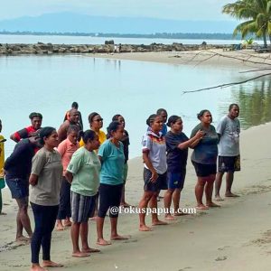 Para peserta pengelola destinasi wisata pesisir dan danau se-Jayapura mendengarkan arahan dengan saksama dari instruktur Basarnas Papua sebelum memulai praktik simulasi water rescue di kawasan Pantai Hamadi, Jayapura. Pembekalan taktis ini merupakan bagian dari Kegiatan Pelatihan Peningkatan Keselamatan di Destinasi Wisata Tahun 2026 yang diinisiasi oleh Disbudpar Papua demi mendorong standar baru keselamatan pariwisata daerah.