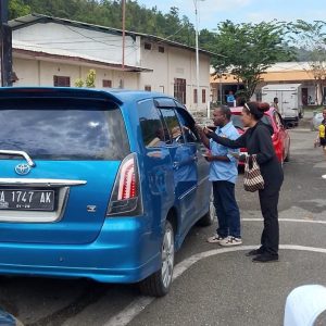 DLHK Kota Jayapura bersama tim gabungan dari Polsek Jayapura Selatan, Satpol PP, dan Dinas Perhubungan Kota Jayapura menggelar Operasi Patuh secara simpatik, Sabtu (25/7) di PTC