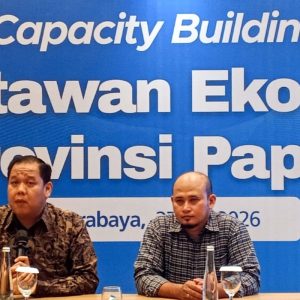 Sasongko Agung Nugroho, Kepala Tim Implementasi KEKDA Kantor Perwakilan Bank Indonesia Provinsi Papua dan Kepala Kompartemen Jawa Pos Juneka S Mufid (kanan)