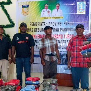Kepala Bidang Pariwisata Disbudpar Provinsi Papua, Napar Yoman (tengah), menyerahkan secara simbolis bantuan hibah fasilitas dan perlengkapan kepada perwakilan Kelompok Sadar Wisata (Pokdarwis) di Kantor Kebudayaan dan Pariwisata Kabupaten Jayapura, Senin (27/7/2026)