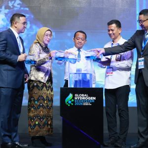 Menteri Energi dan Sumber Daya Mineral (ESDM), Bahlil Lahadalia (tengah), Direktur Energi Baru Terbarukan dan Konservasi Energi Kementerian ESDM, Eniya Listiani Dewi (kedua dari kiri), Direktur Utama PLN, Darmawan Prasodjo (kanan), Wakil Kepala BRIN, Amarulla Octavian (kedua dari kanan), dan Wakil Direktur Utama Pertamina, Oki Muraza (kiri) ketika meresmikan pembukaan acara Global Hydrogen Ecosystem Summit and Exhibition (GHES) 2026 di Jakarta pada Selasa (21/7).