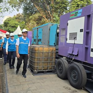 Direktur Utama PLN, Darmawan Prasodjo (kanan) didampingi Direktur Distribusi PLN, Arsyadany G. Akmalaputri (ketiga dari kanan) dan General Manager PLN Unit Induk Distribusi Jakarta Raya, Moch. Andy Adchminoerdin (kedua dari kanan) ketika meninjau langsung kesiapan kelistrikan di Istana Merdeka, Jakarta pada Minggu (16/8).