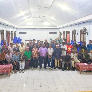 Ketua Yayasan STTK, Dr. drg. Aloisius Giyai, M.Kes., berfoto bersama para mahasiswa baru Universitas Katolik (Unika) Fajar Timur Papua usai memberikan pembekalan di Jayapura.
