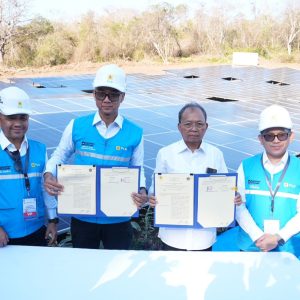 Penandatanganan Perjanjian Kerja Sama (PKS) tentang Percepatan Pengembangan Infrastruktur Ketenagalistrikan Berbasis Energi Terbarukan di Provinsi Bali antara Direktur Utama PLN, Darmawan Prasodjo (kedua dari kiri) dan Gubernur Bali, I Wayan Koster (kedua dari kanan), pada Selasa (25/8), di Jembrana, Bali. Kolaborasi ini menjadi bagian dari upaya mendukung Program Pembangkit Listrik Tenaga Surya (PLTS) 100 gigawatt peak (GWp).