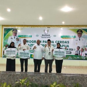 Wakil Gubernur Papua Aryoko Rumaropen (tengah) didampingi Ketua BAZNAS Provinsi Papua H. Ahmad Jaenuri (keempat kiri) berfoto bersama perwakilan pelajar dan mahasiswa penerima manfaat usai Penyerahan Bantuan Pendidikan Papua Cerdas Tahap II Tahun 2026 di Jayapura