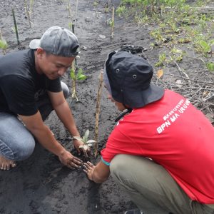 Lewat Program TJSL, PLN UIP MPA Ajak Generasi Muda Jaga Ekosistem Pantai Wauwo