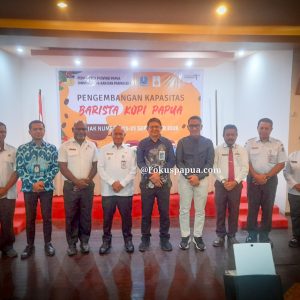 Foto bersama Bupati Biak Numfor Markus Mansnembra (keempat dari kiri) dan Kepala Bidang Ekraf Disbudpar Papua Boni Asso (ketiga dari kiri) pada pembukaan pengembangan kapasitas Barista (23/9)