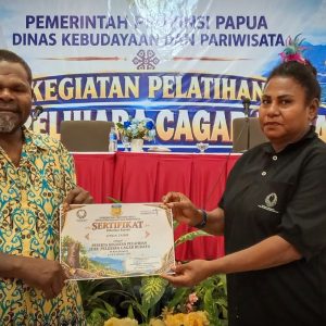 Kepala Bidang Sejarah dan Purbakala Disbudpar Papua, Yahya Markus Modouw, mewakili Kepala Dinas saat menyerahkan secara sertifikat secara simbolis kepada perwakilan Juru Pelihara Cagar Budaya