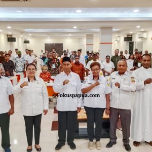 Foto bersama Asisten III Setda Papua Ibu Suzana D. Wanggai, Kadisbudpar Papua Ibu Josefintje Wandosa, Wabup Keerom H. Daud, dan para peserta Kegiatan Peningkatan Kapasitas SDM Pariwisata di Arso Grand Hotel, Keerom.