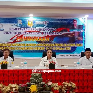 Asisten III Setda Papua Suzana D. Wanggai (tengah), Kadisbudpar Papua Josefintje Wandosa bersama Wabup Keerom H. Daud pada kegiatan Peningkatan Kapasitas SDM Pariwisata di Arso Grand Hotel, Keerom
